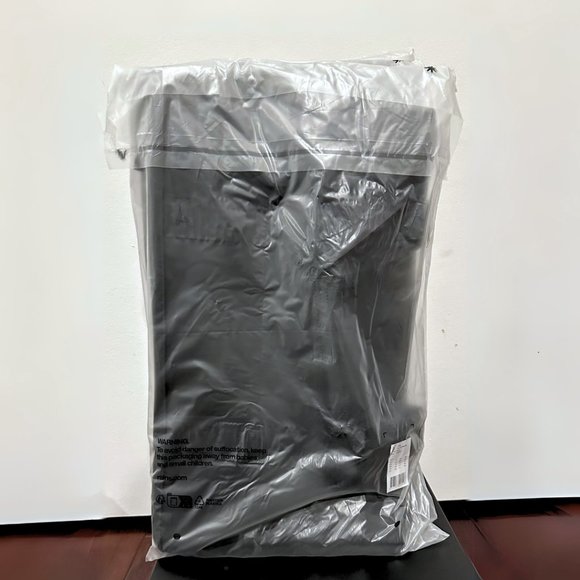 *NWT* RAINS - Trail Waterproof Gym Bag BLACK - Picture 7 of 7